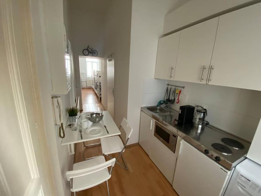 Cozy Appartm With + Airport/City Center Connection Apartman Bécs Kültér fotó