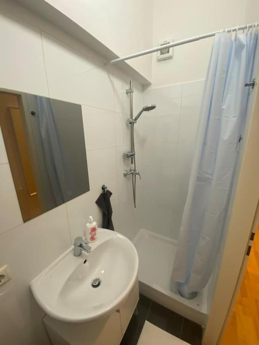 Cozy Appartm With + Airport/City Center Connection Apartman Bécs Kültér fotó