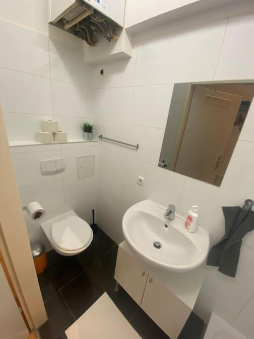 Cozy Appartm With + Airport/City Center Connection Apartman Bécs Kültér fotó
